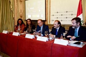 Ruth Buendía, Marisol Espinoza y representantes del Gobierno español